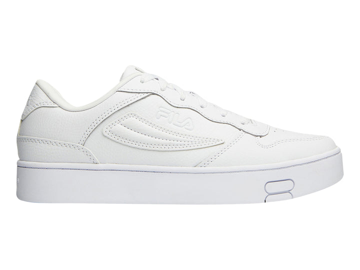 Tenis FILA blancos de plataforma con suela gruesa y diseño minimalista.