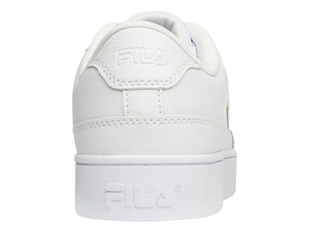 Tenis FILA blancos de plataforma con suela gruesa y diseño minimalista.