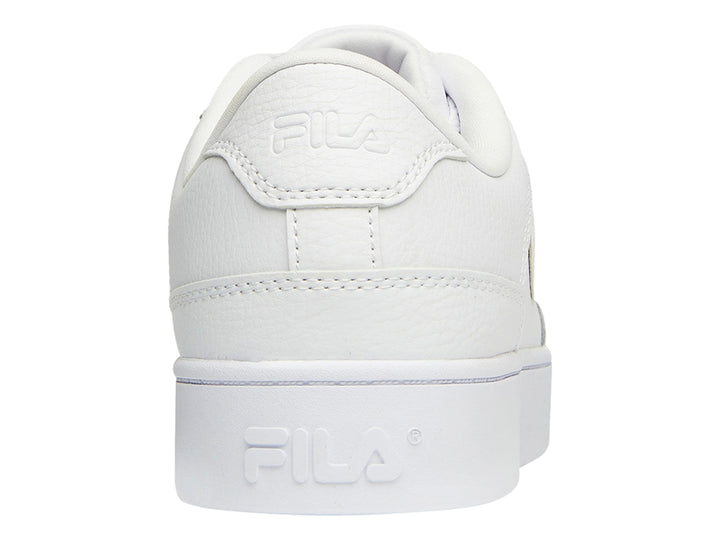 Tenis FILA blancos de plataforma con suela gruesa y diseño minimalista.