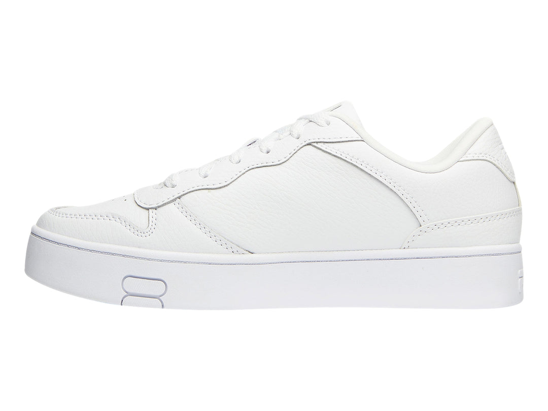 Tenis FILA blancos de plataforma con suela gruesa y diseño minimalista.