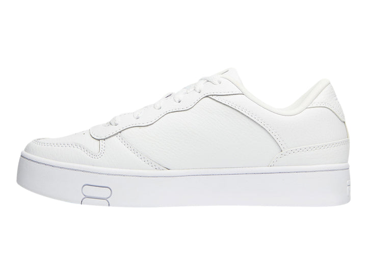Tenis FILA blancos de plataforma con suela gruesa y diseño minimalista.