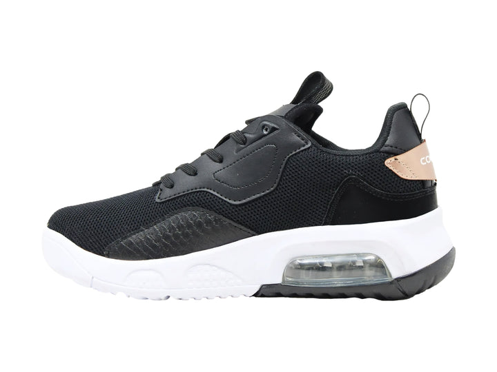 Tenis deportivos COURT color negro con detalles en oro y suela blanca con amortiguación visible.