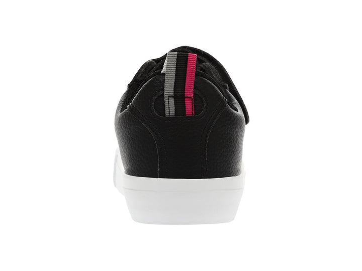 Tenis K-Swiss negros para niña con suela blanca, detalles en rosa y cierre de correa con velcro.