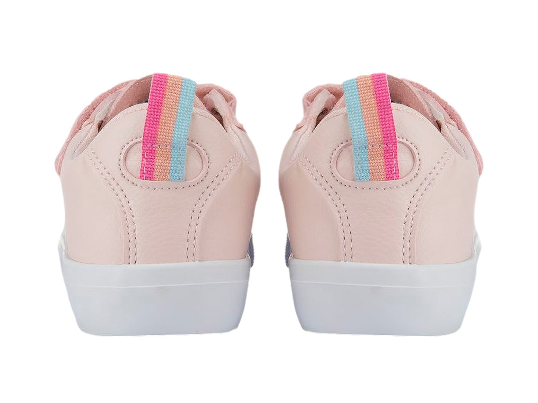 Tenis K-Swiss para niña en color rosa con suela blanca y cierre de correa con velcro.
