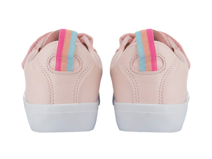 Tenis K-Swiss para niña en color rosa con suela blanca y cierre de correa con velcro.
