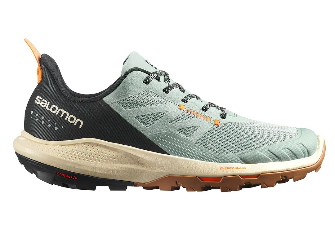 Tenis deportivos Salomon Outpulse en colores gris, beige y naranja con suela rugosa para trail.