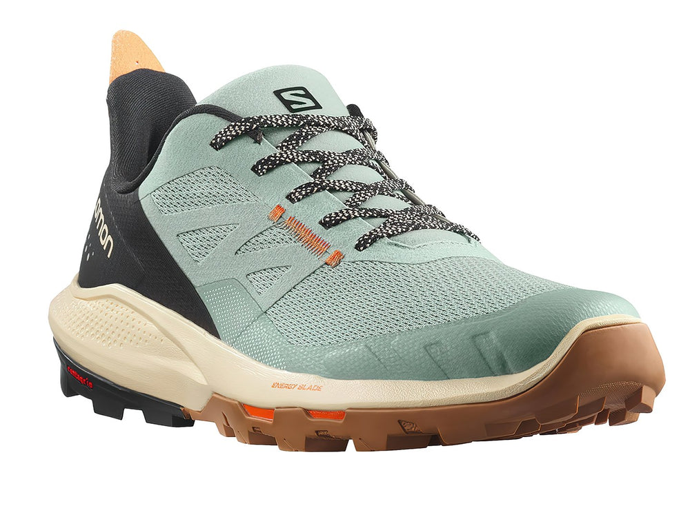 Tenis deportivos Salomon Outpulse en colores gris, beige y naranja con suela rugosa para trail.