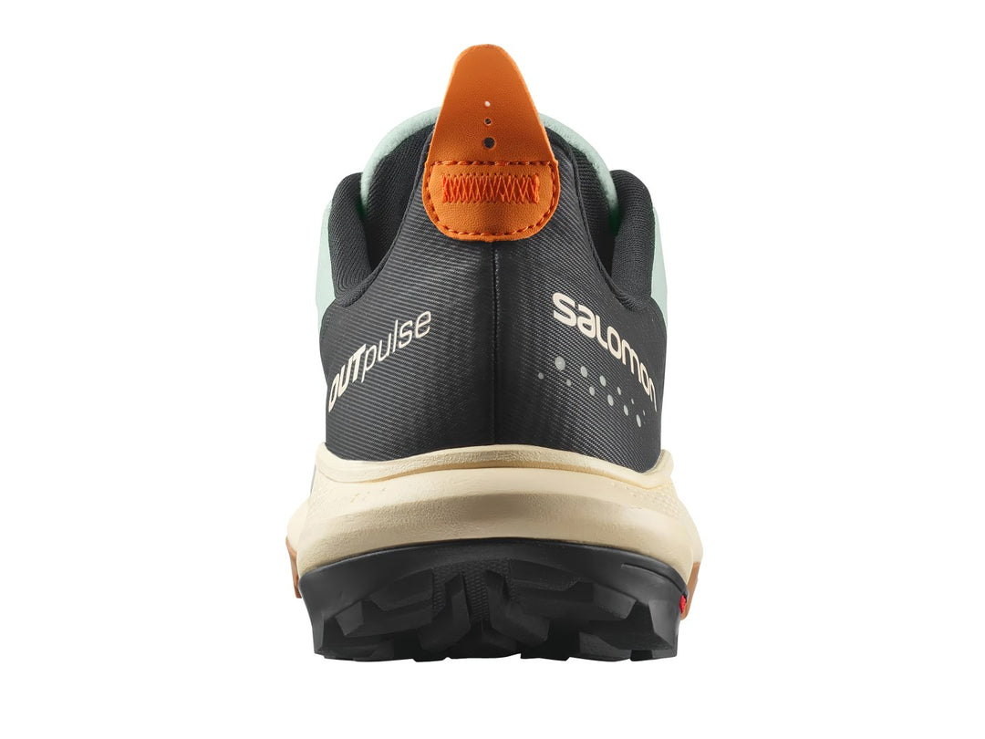 Tenis deportivos Salomon Outpulse en colores gris, beige y naranja con suela rugosa para trail.