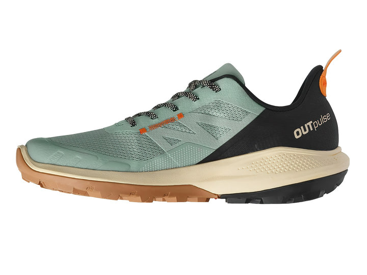 Tenis deportivos Salomon Outpulse en colores gris, beige y naranja con suela rugosa para trail.