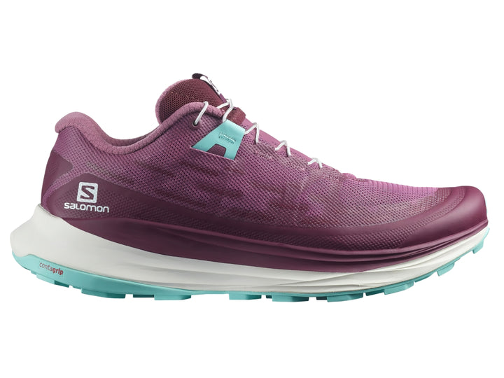 Tenis deportivos Salomon Ultra Glide en color tulipwood con suela blanca y detalles en turquesa.