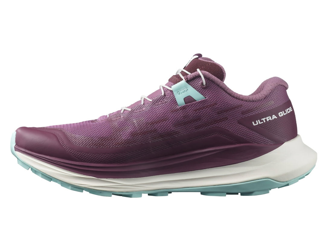 Tenis deportivos Salomon Ultra Glide en color tulipwood con suela blanca y detalles en turquesa.
