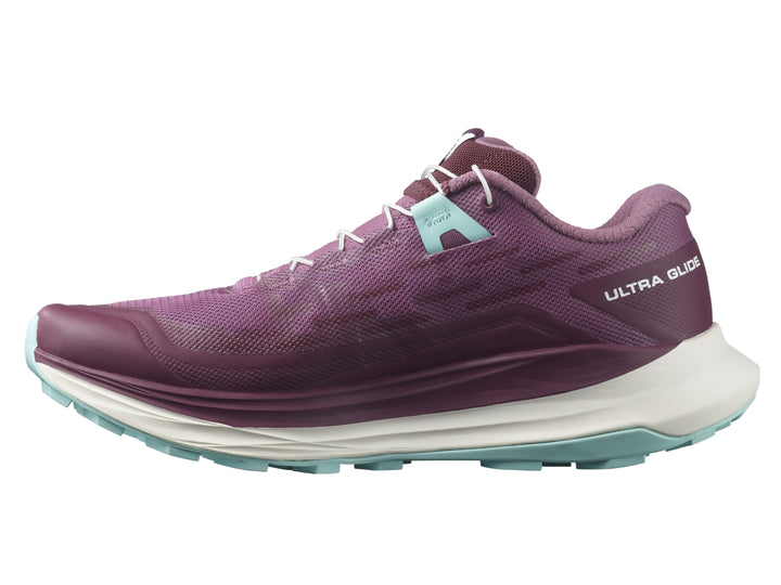 Tenis deportivos Salomon Ultra Glide en color tulipwood con suela blanca y detalles en turquesa.