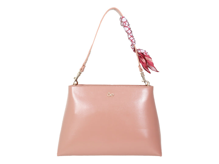 Bolsa de hombro Cloe color rosa pathe con un pañuelo decorativo rojo y blanco en la correa.