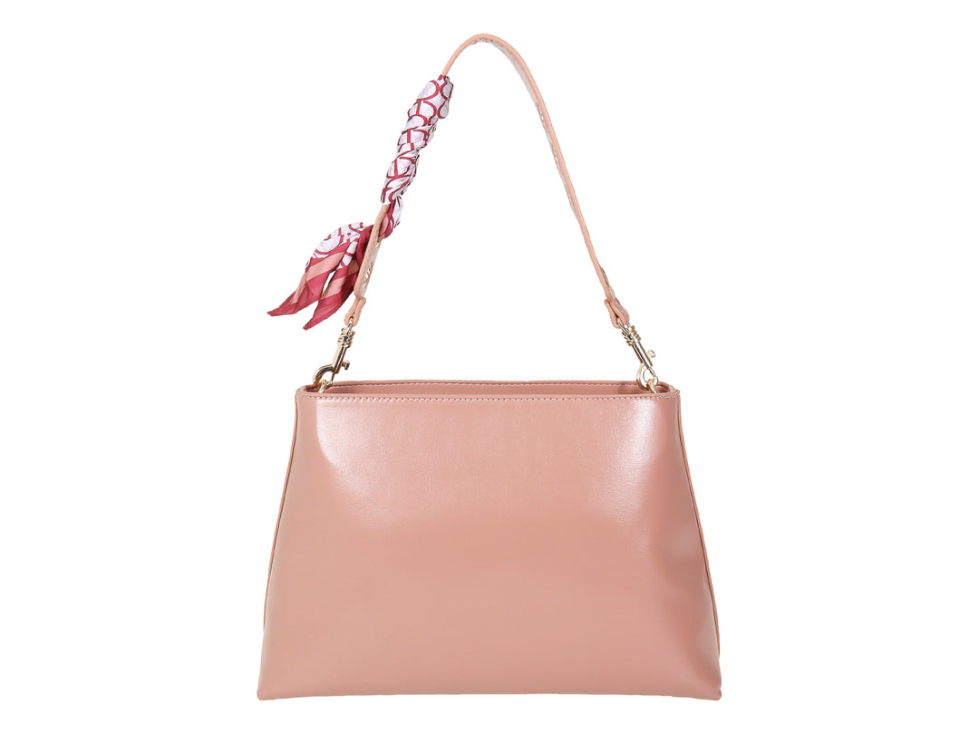 Bolsa de hombro Cloe color rosa pathe con un pañuelo decorativo rojo y blanco en la correa.