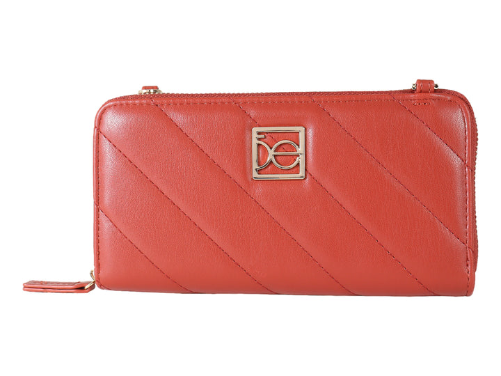 Bolso estilo cartera color rojo con diseño acolchado diagonal y logotipo dorado central.