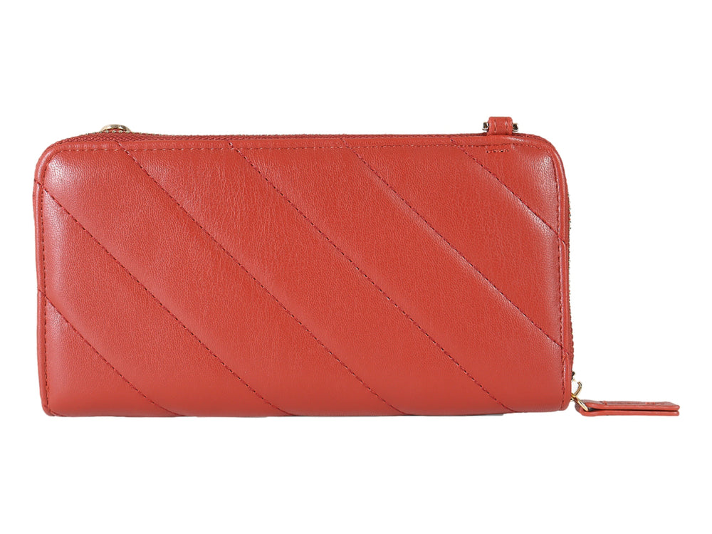 Bolso estilo cartera color rojo con diseño acolchado diagonal y logotipo dorado central.