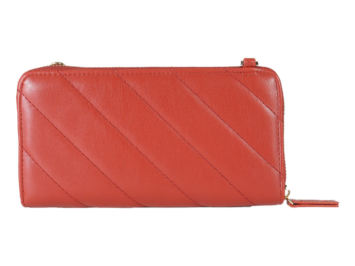 Bolso estilo cartera color rojo con diseño acolchado diagonal y logotipo dorado central.