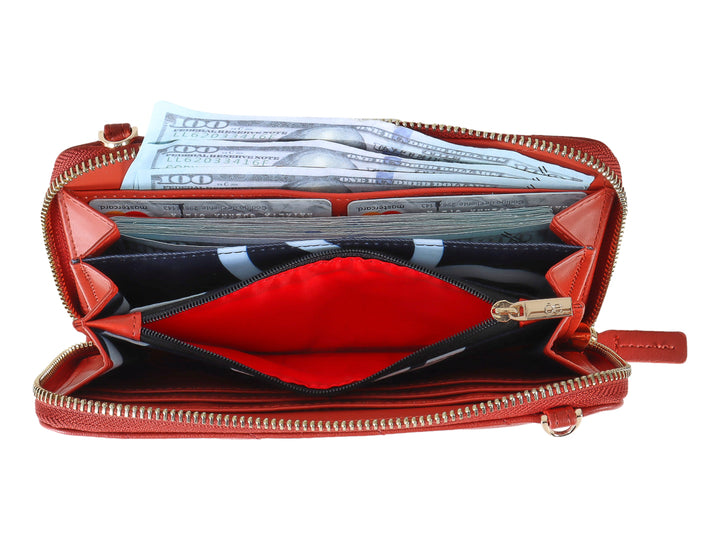 Bolso estilo cartera color rojo con diseño acolchado diagonal y logotipo dorado central.