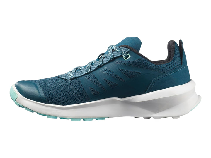 Zapato deportivo Salomon Patrol color azul con suela blanca y detalles en verde menta.