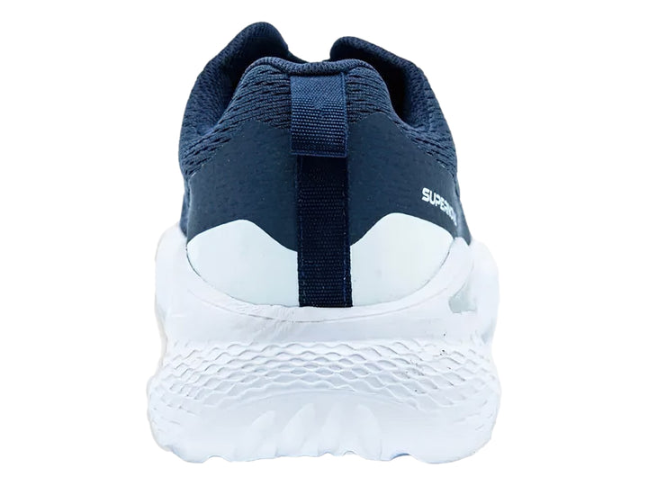 Tenis de baloncesto COURT color azul marino con suela blanca y detalles laterales blancos.