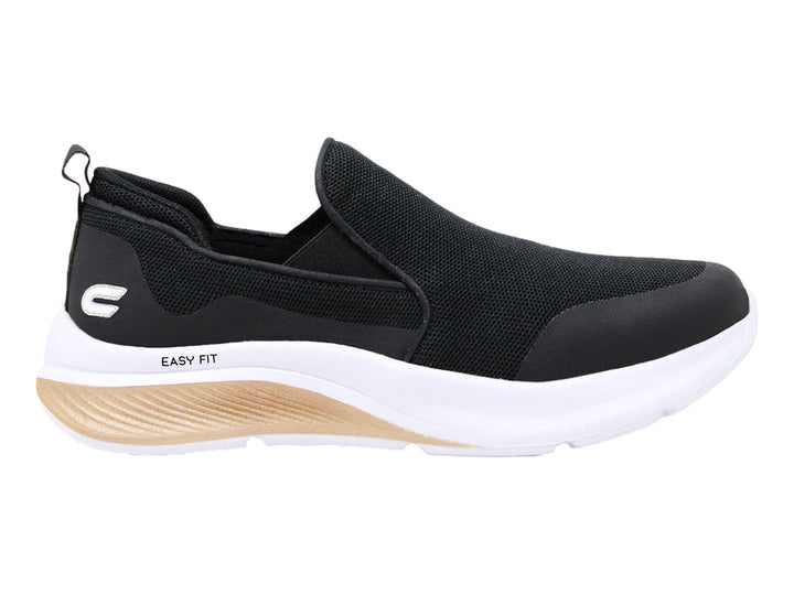 Zapato deportivo slip-on color negro con suela blanca y detalle beige.