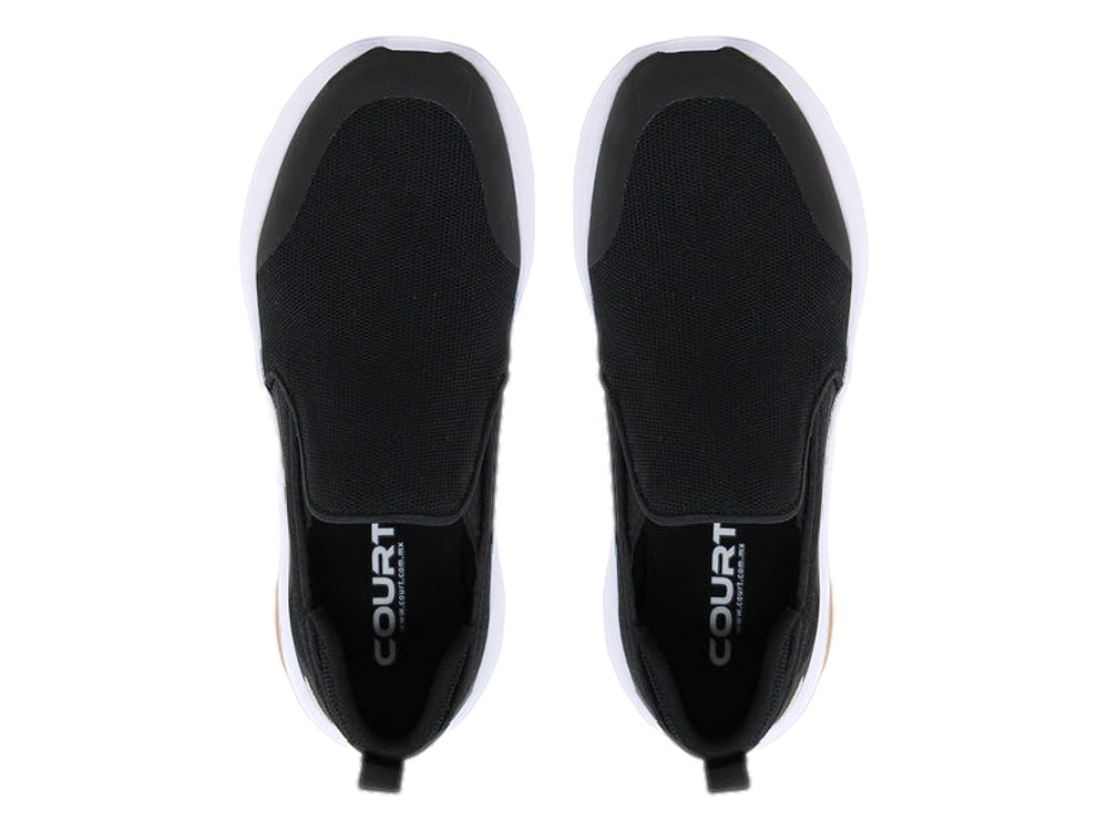Zapato deportivo slip-on color negro con suela blanca y detalle beige.