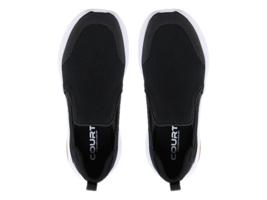Zapato deportivo slip-on color negro con suela blanca y detalle beige.