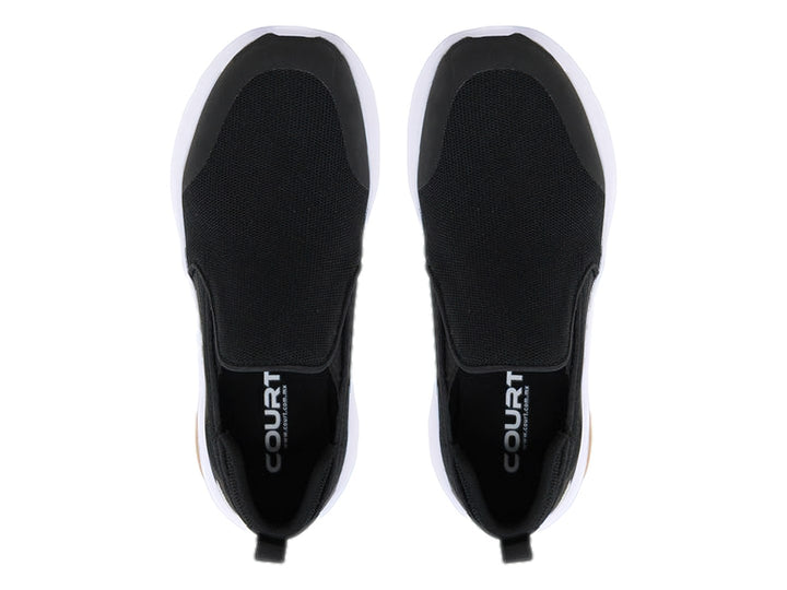 Zapato deportivo slip-on color negro con suela blanca y detalle beige.