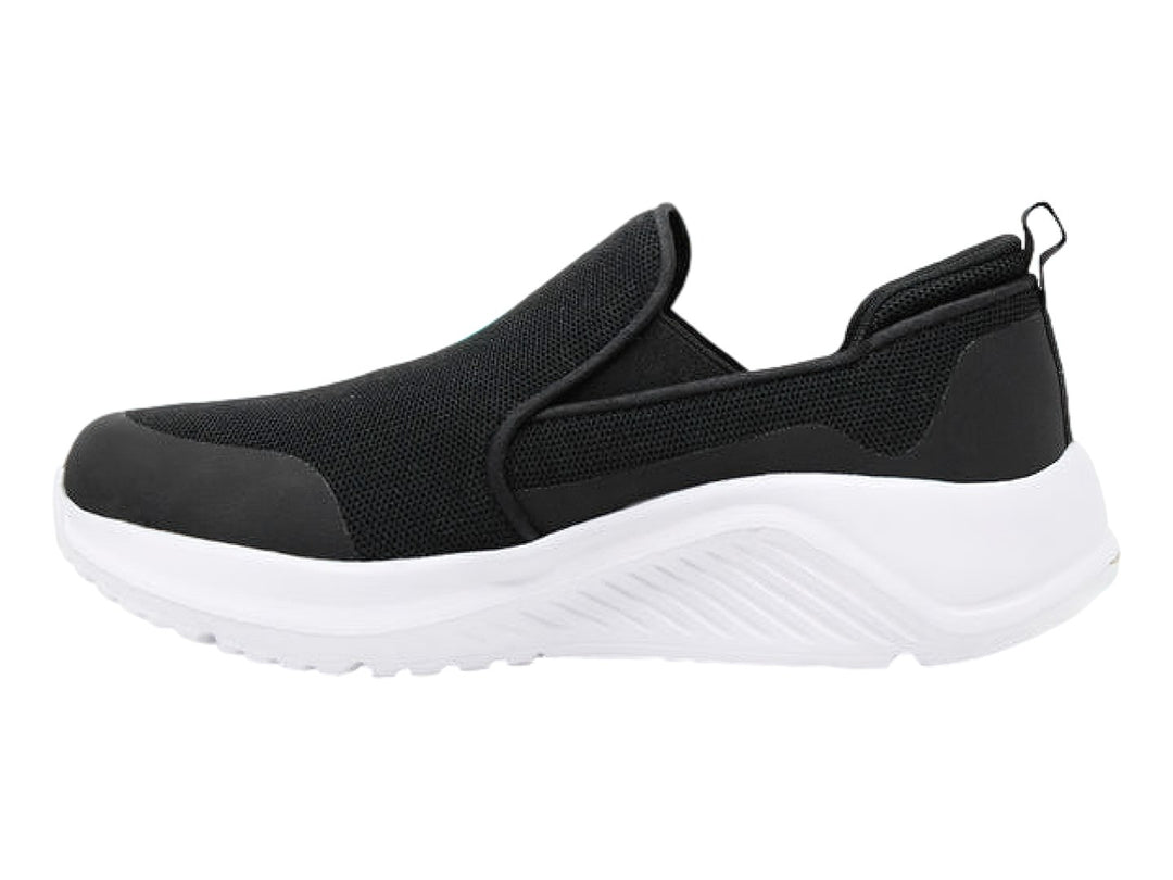 Zapato deportivo slip-on color negro con suela blanca y detalle beige.