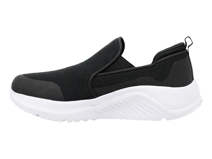 Zapato deportivo slip-on color negro con suela blanca y detalle beige.
