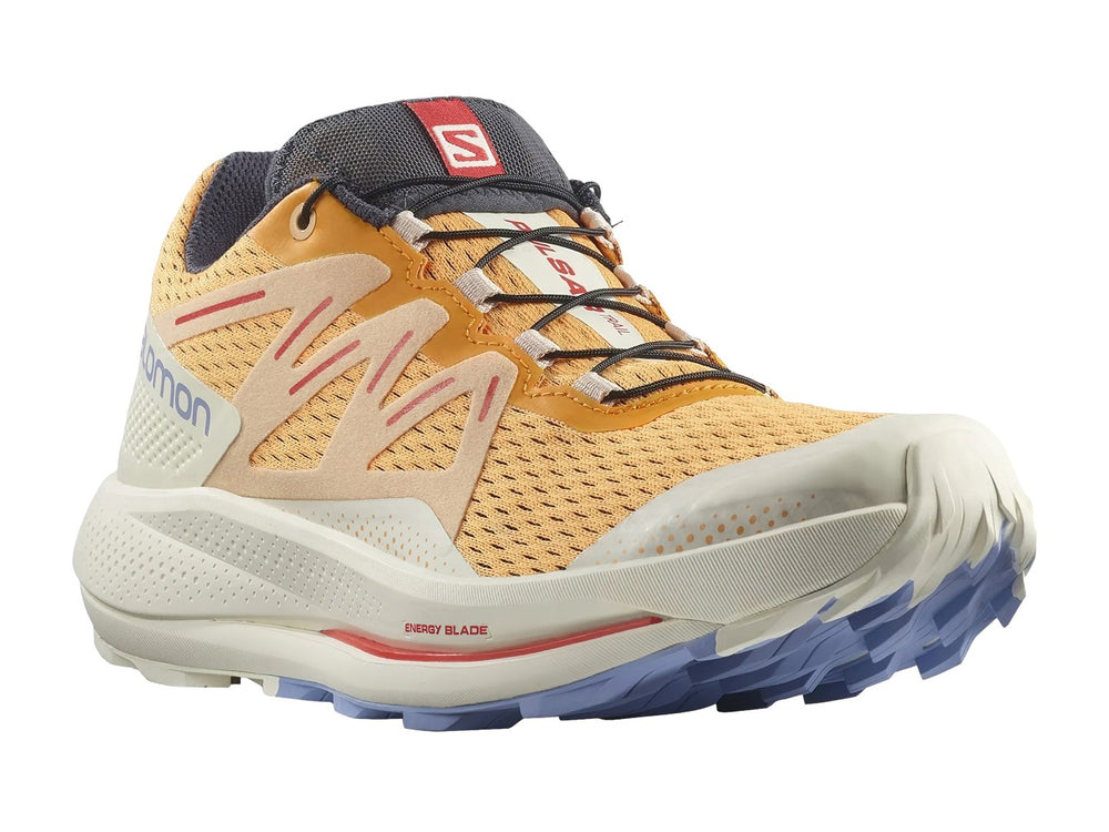 Tenis Salomon Pulsar Trail color amarillo y blanco con detalles rojos y suela blanca robusta.