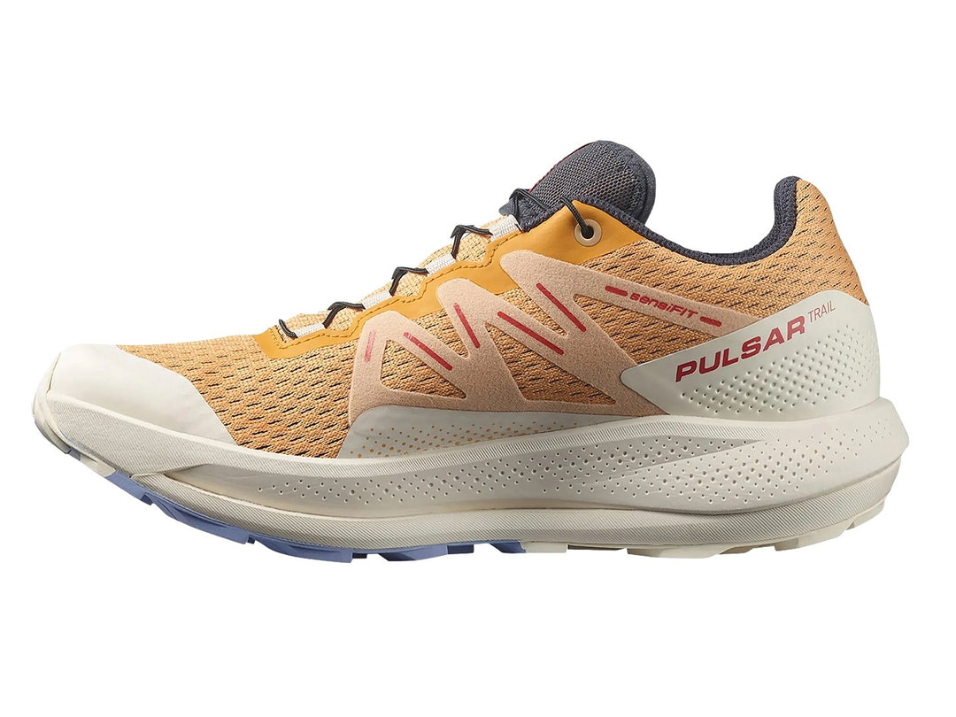 Tenis Salomon Pulsar Trail color amarillo y blanco con detalles rojos y suela blanca robusta.
