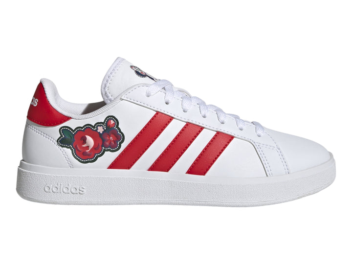 Tenis Adidas blancos con tres rayas rojas y un detalle floral en el lateral.