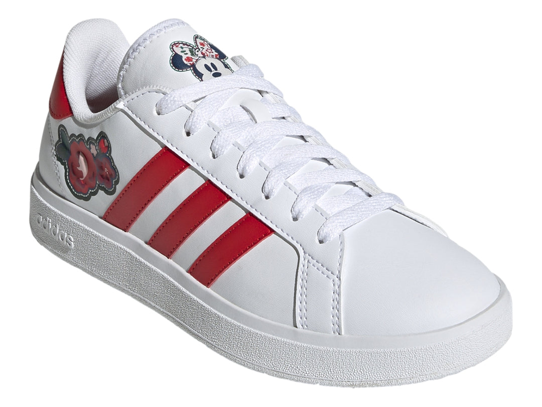 Tenis Adidas blancos con tres rayas rojas y un detalle floral en el lateral.