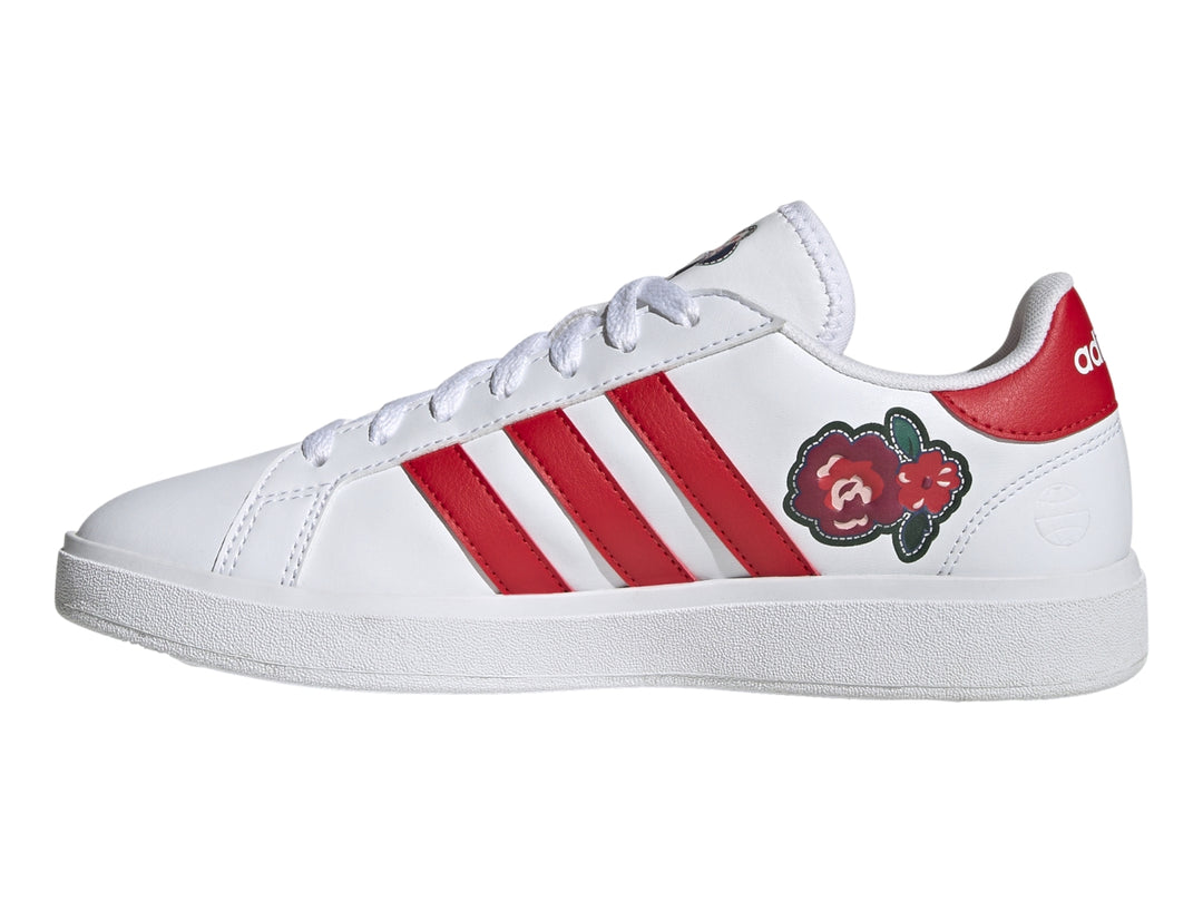 Tenis Adidas blancos con tres rayas rojas y un detalle floral en el lateral.