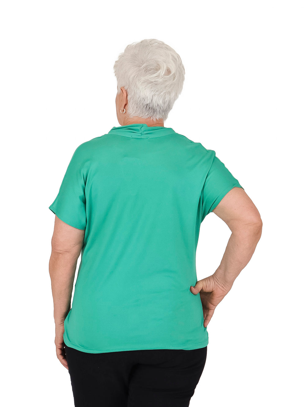 Mujer vistiendo una blusa casual de color verde con cuello en V y manga corta.