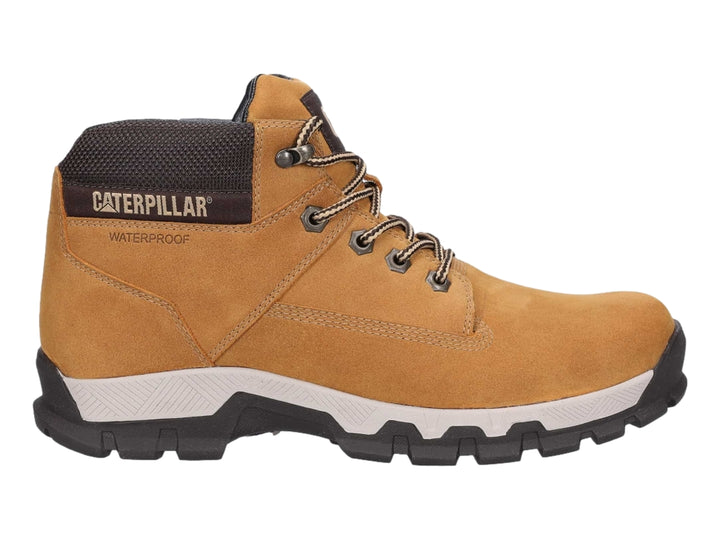 Bota de excursionismo Caterpillar color camel con suela gris y detalles waterproof.