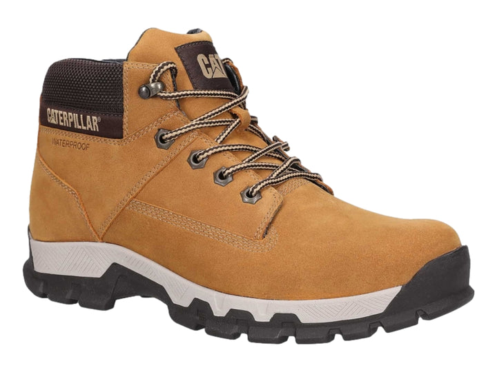 Bota de excursionismo Caterpillar color camel con suela gris y detalles waterproof.