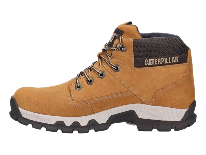 Bota de excursionismo Caterpillar color camel con suela gris y detalles waterproof.