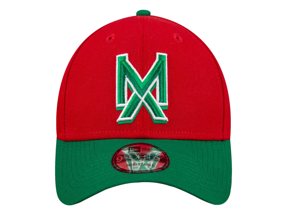 Gorra de béisbol New Era color rojo con visera verde y letra M bordada en el frente.
