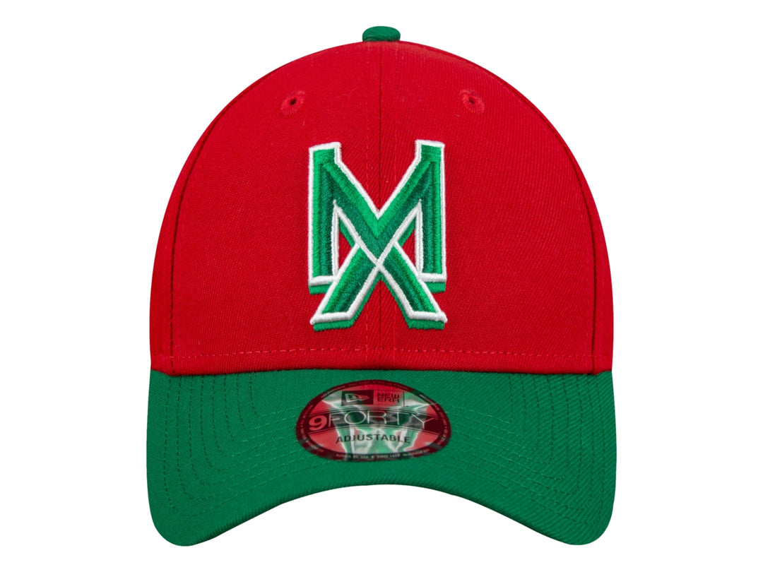 Gorra de béisbol New Era color rojo con visera verde y letra M bordada en el frente.