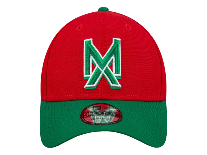 Gorra de béisbol New Era color rojo con visera verde y letra M bordada en el frente.