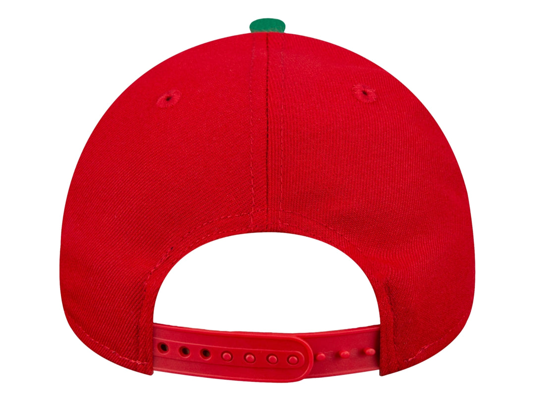 Gorra de béisbol New Era color rojo con visera verde y letra M bordada en el frente.