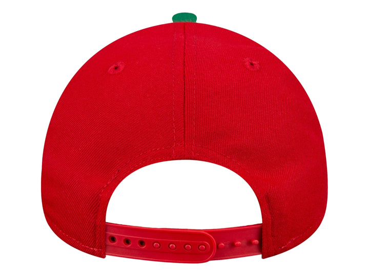 Gorra de béisbol New Era color rojo con visera verde y letra M bordada en el frente.