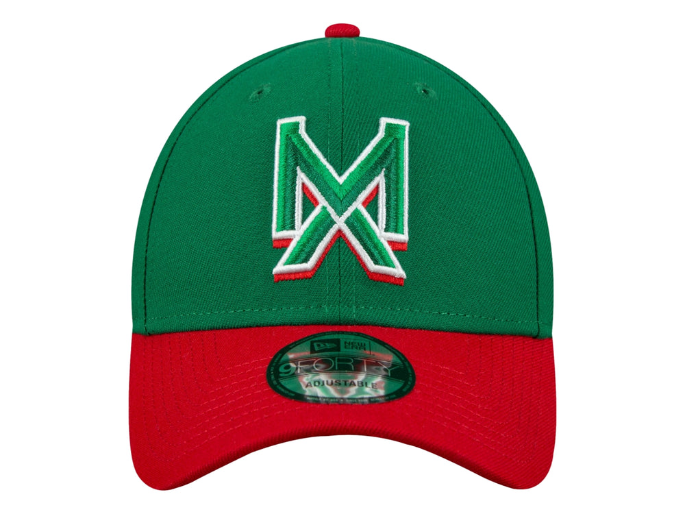 Gorra de béisbol New Era color verde con visera roja y logotipo bordado en el frente.
