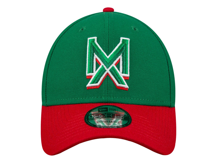 Gorra de béisbol New Era color verde con visera roja y logotipo bordado en el frente.