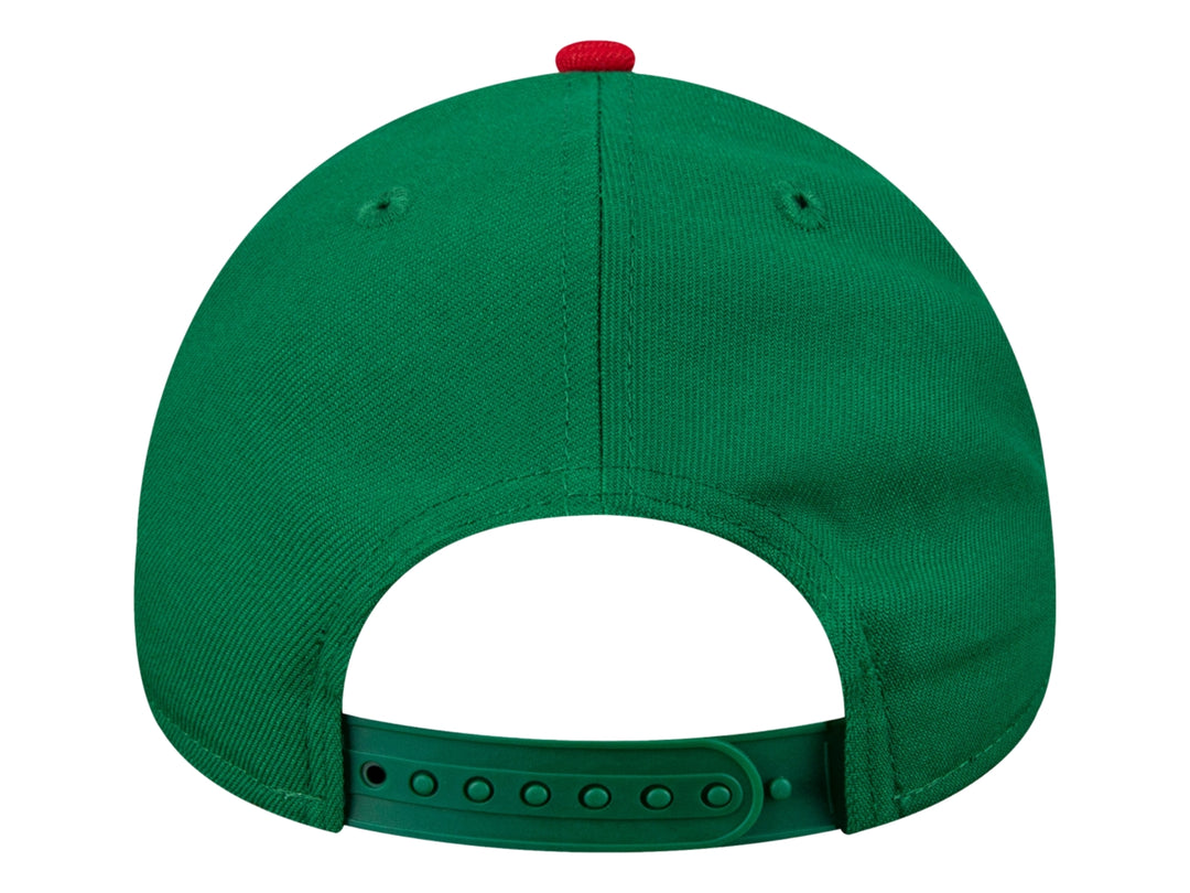 Gorra de béisbol New Era color verde con visera roja y logotipo bordado en el frente.
