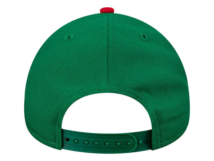 Gorra de béisbol New Era color verde con visera roja y logotipo bordado en el frente.