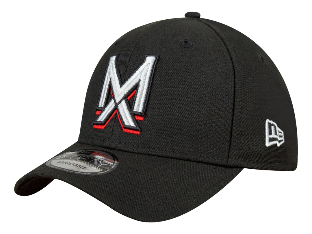Gorra de béisbol New Era color negro con logotipo bordado en blanco y rojo en el frente.
