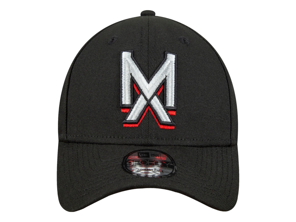 Gorra de béisbol New Era color negro con logotipo bordado en blanco y rojo en el frente.